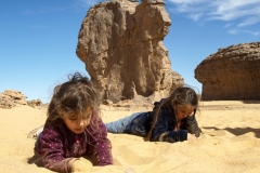 الطفولة تمرح على حبيبات حصى الطاسيلي, تمنراست, الجزائر